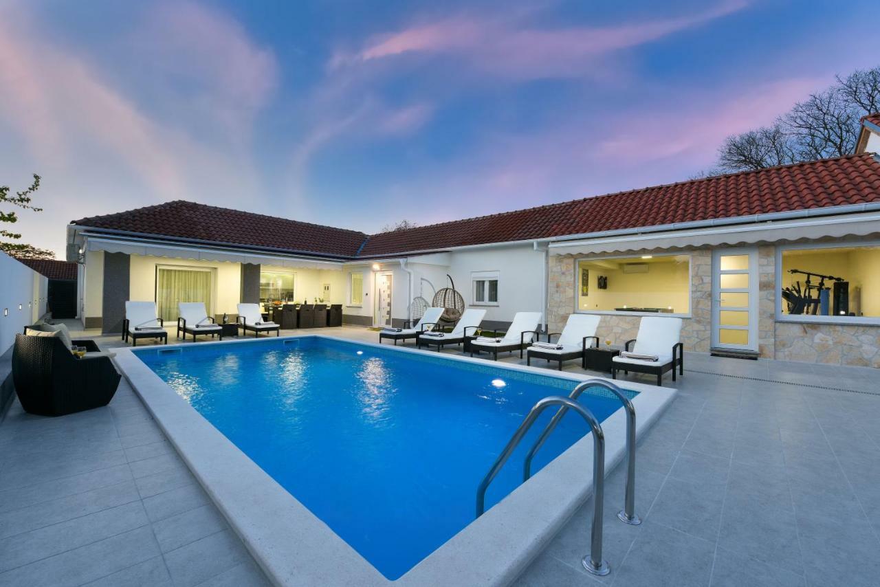 Mare - With Heated Pool Vila *