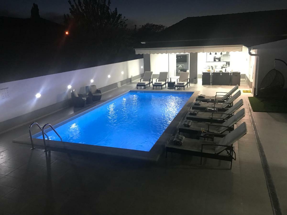 Mare - With Heated Pool Vila *
