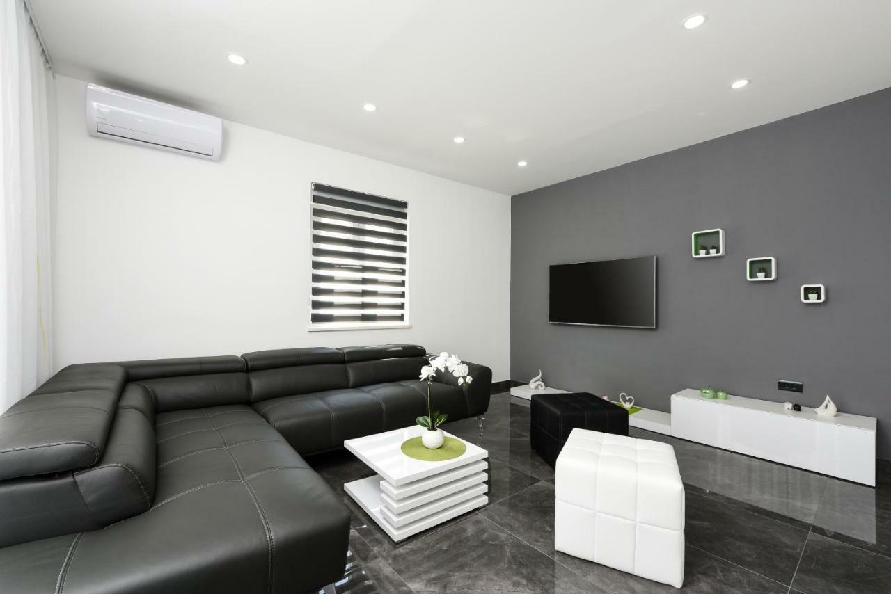 Villa Mare - With Heated Pool Zadar