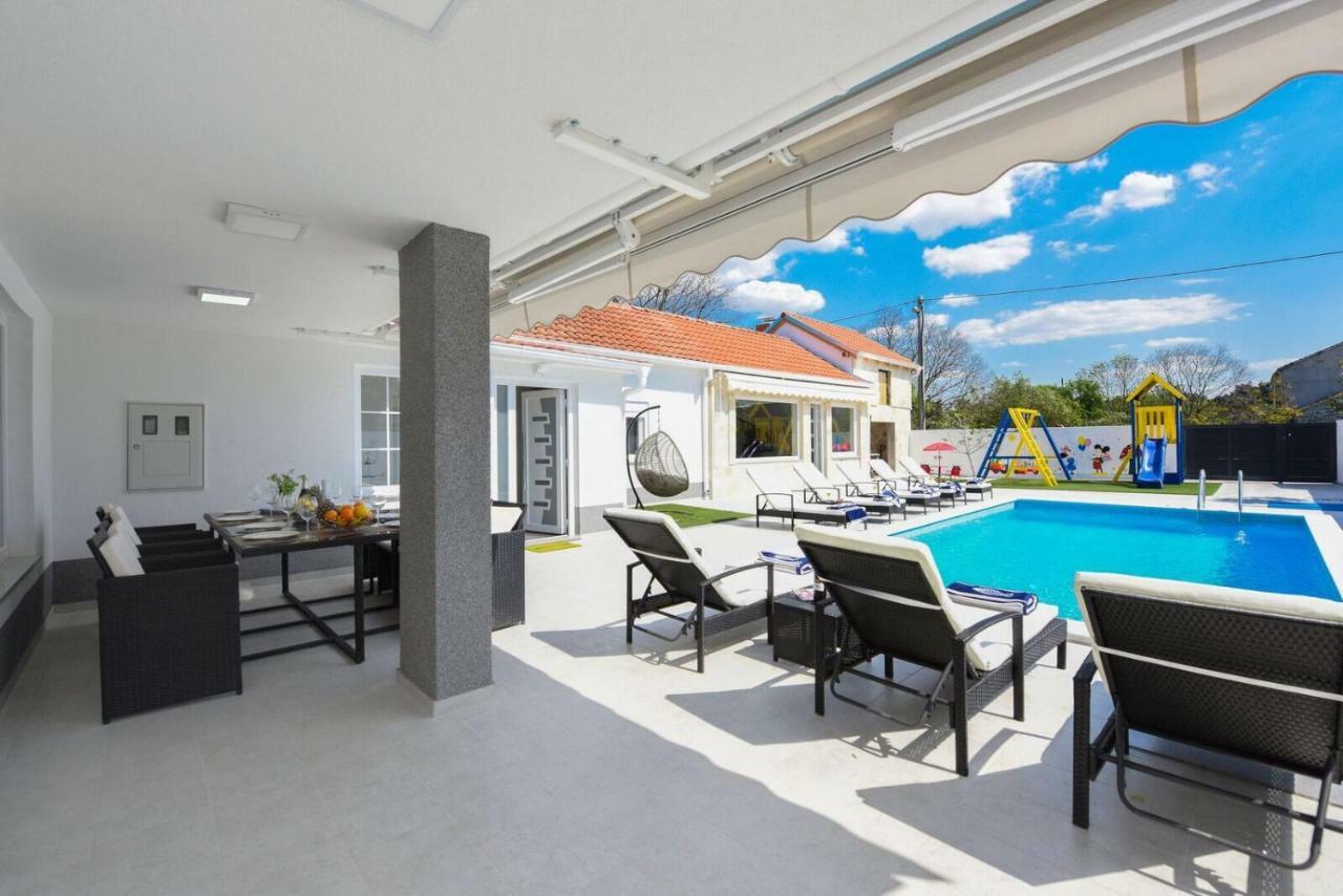 Mare - With Heated Pool Vila